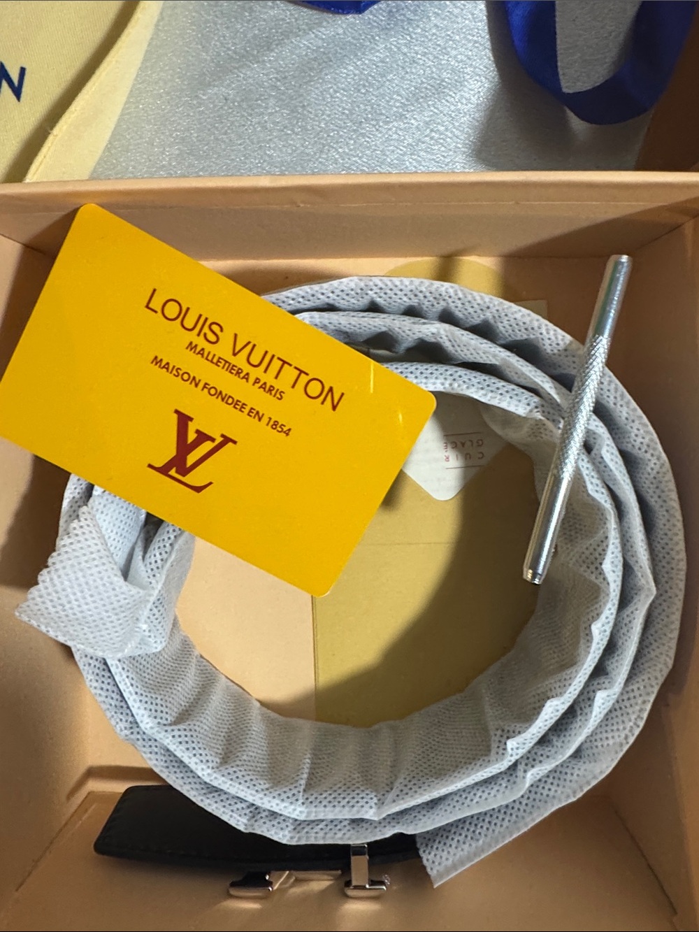 Louis Vuitton belt featuring a polished silver-toned LV initials buckle🔥New! - Picture 10 of 11